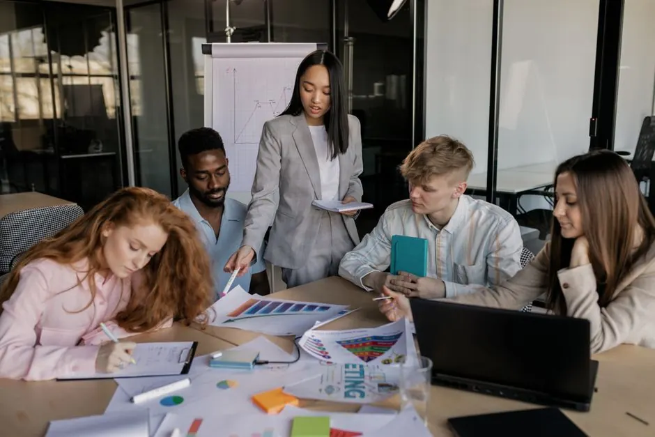 Équipe de petite entreprise de services B2B en réunion autour d’un ordinateur portable